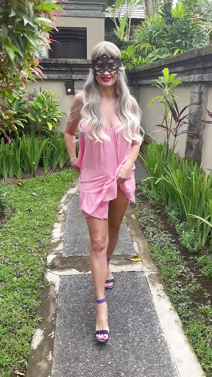 HorneyMilf: 巴厘岛游泳池里的裸体熟女