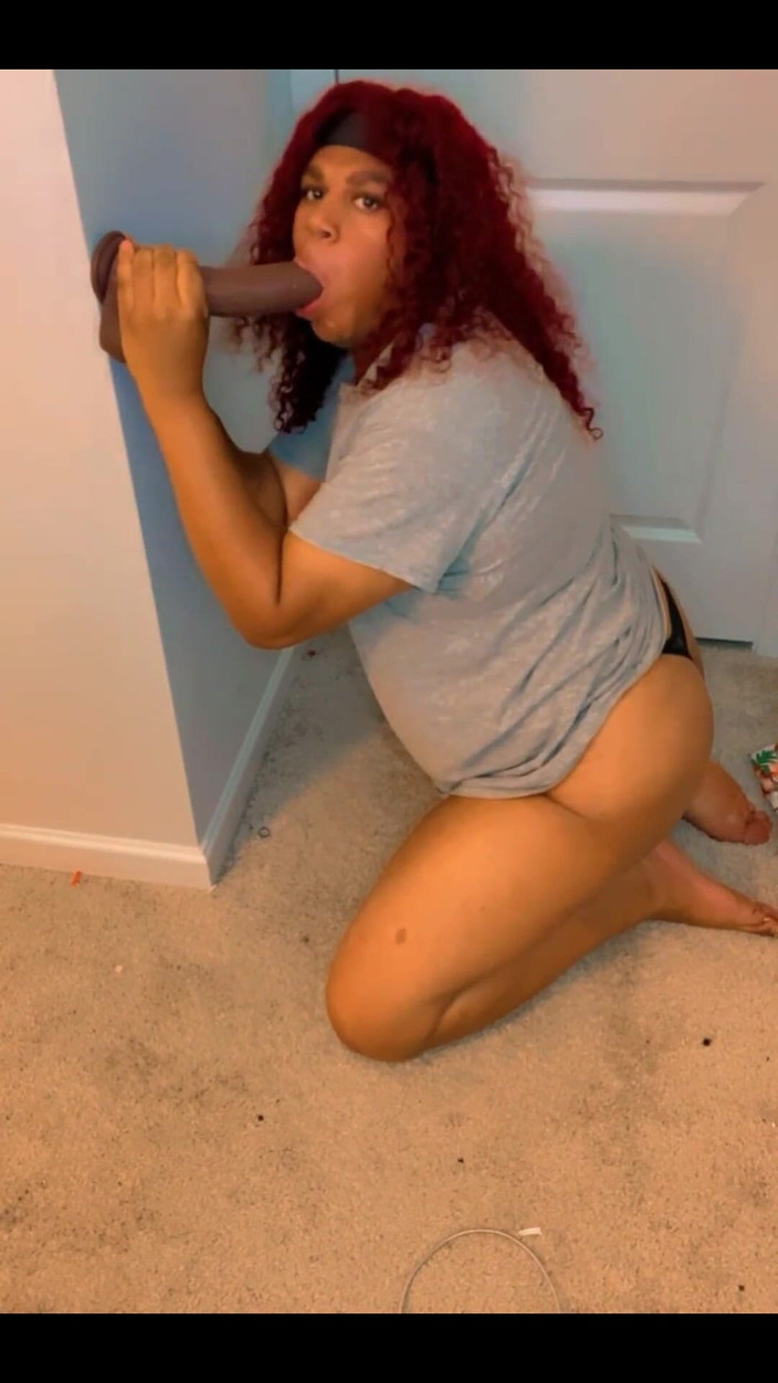 Hicktown_hoochi: На колінах смокчу ділдо з великим чорним членом