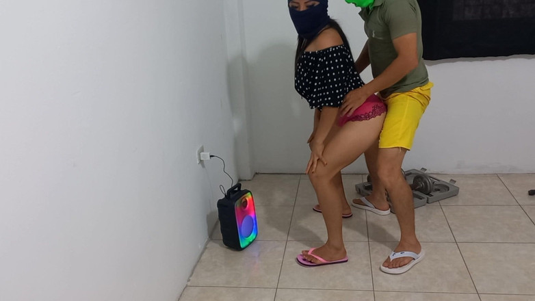 Martin13: 나는 신체 활동을하고 있었고 계모는 나를 유혹하고 근육을 만지게했다.