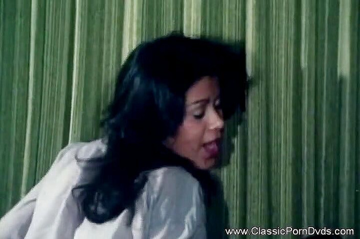 Classic Porn DVDs: 幅ひよこが彼女の滑り玩具を取得します