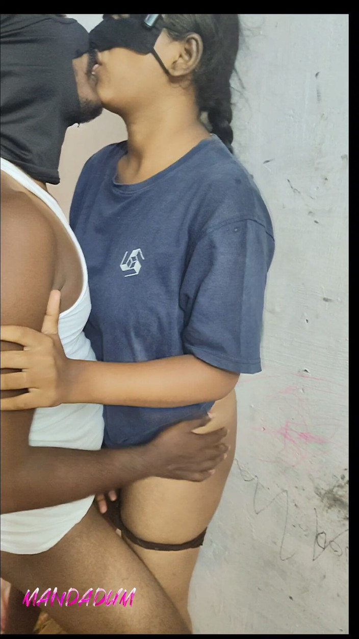 Mandadum: 그녀는 그녀의 이웃 집에 와서, 그는 그녀를 따먹어.