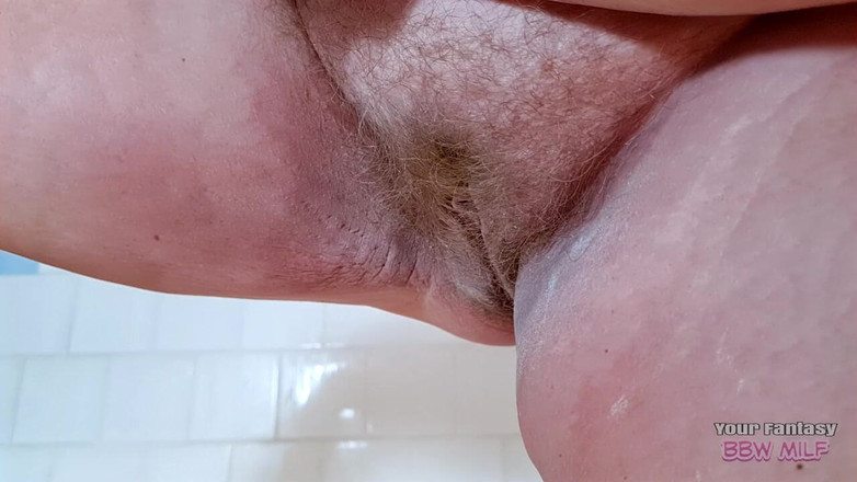 BBW_Wife: Tufă păroasă matură și țâțe uriașe talc pulbere după duș