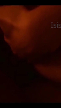 Ateşli evli kadın sevgilisini götten sikmesini istiyor ve buna bayılıyor, anal seks | Isis Sun