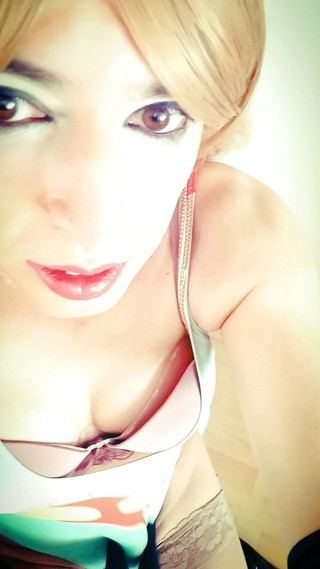 Tammy sissy slave: Сисси обожает мастурбировать в купальнике
