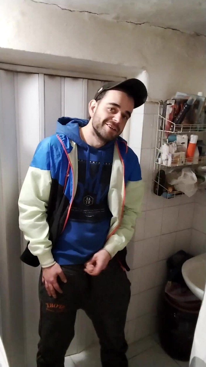 jerkofflover: Я дрочу своєму колишньому хлопцеві у ванній, тому що він заснув і не було кому мені дати