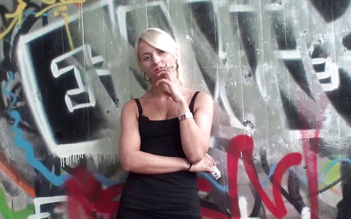Femdom Austria: सुंदर सुनहरे बालों वाली किशोरी सड़क पर सिगरेट पी रही है