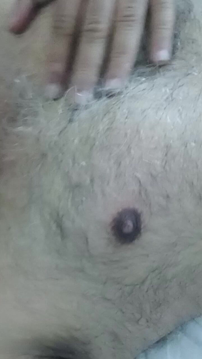 Daddy Dude: Indický Táta Leží Na Posteli, Škádlí a Pózuje Pro Tebe