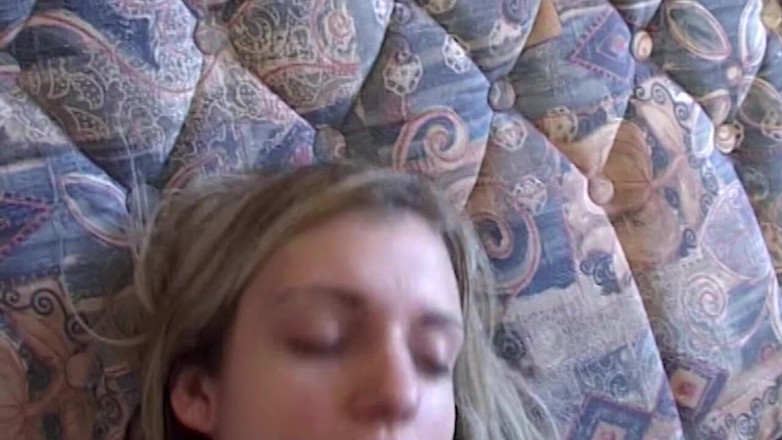 Purzel: Blondes Schätzchen Fingert Muschi Hart Auf Dem Bett