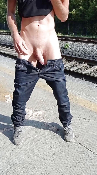 Dick Boys Studio: Am bahnhof masturbieren