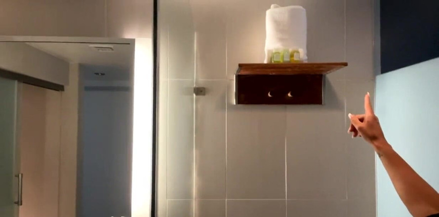 Miss Lexa: V mém hotelu se chystá osprchovat. Pomůžete mi?