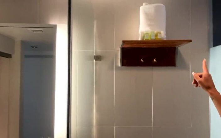 Miss Lexa: V mém hotelu se chystá osprchovat. Pomůžete mi?