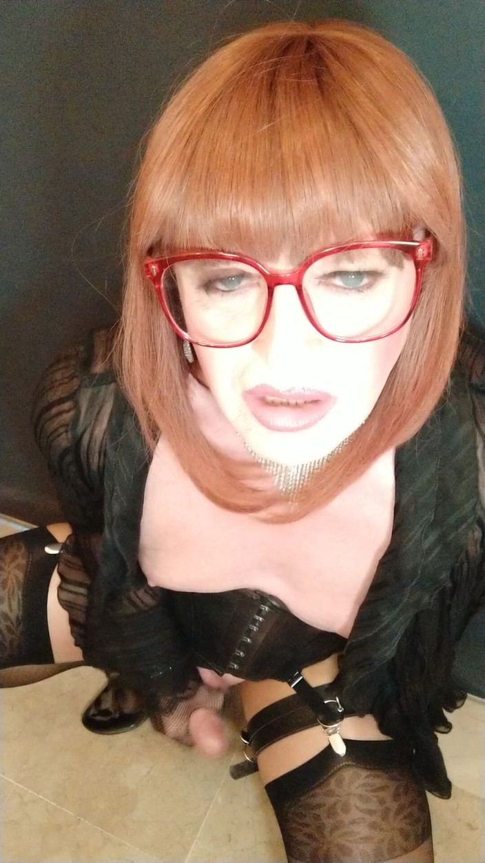 Emma Browne: Travieso látex crossdresser