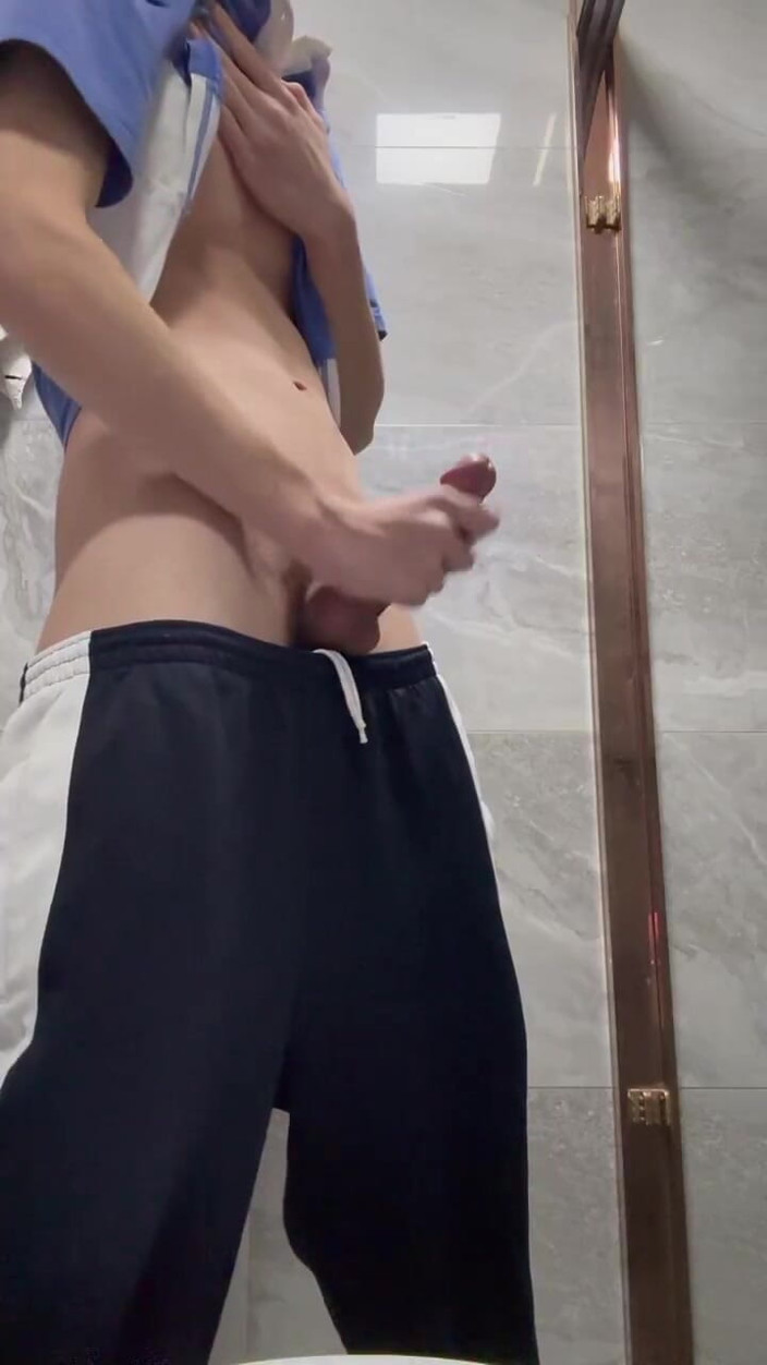 Oscar Lee: Kinesiska Twink solo ryck av stor kuk och sperma