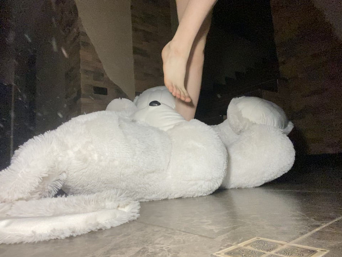 Princess Aisha: Big Plushie Crushing dan Tramplimg