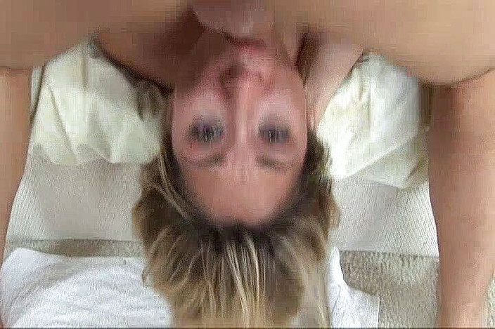 Hot Girlz: Hete ondeugende tiener is zo goed in pijpbeurt en diep...