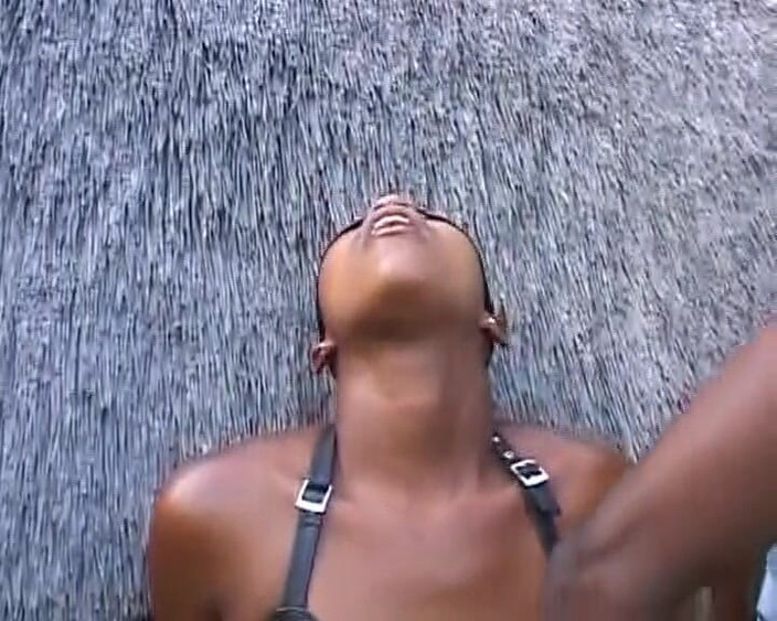 Deutsche Camgirls: Careca ébano alemão cadela amarrada e espancada duro