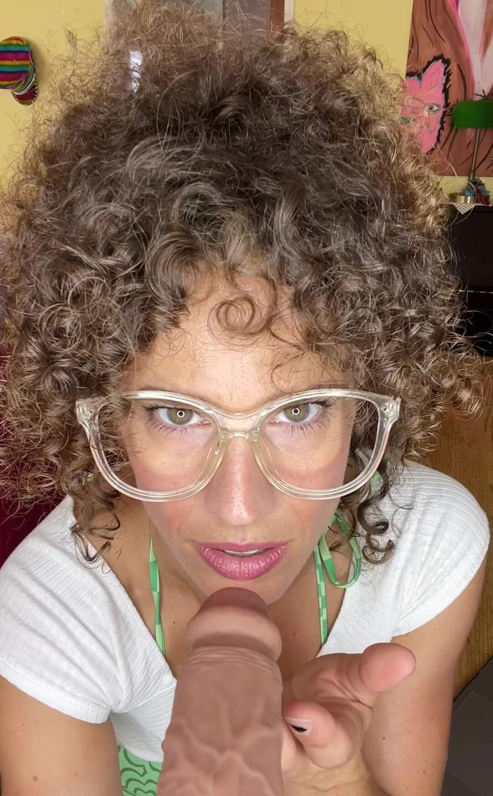 VibeWithMommy: 继母撸管指挥承认她一直对你很暗恋！嗨，我甜美的男孩！我必须承认...我一直对你非常暗恋！我