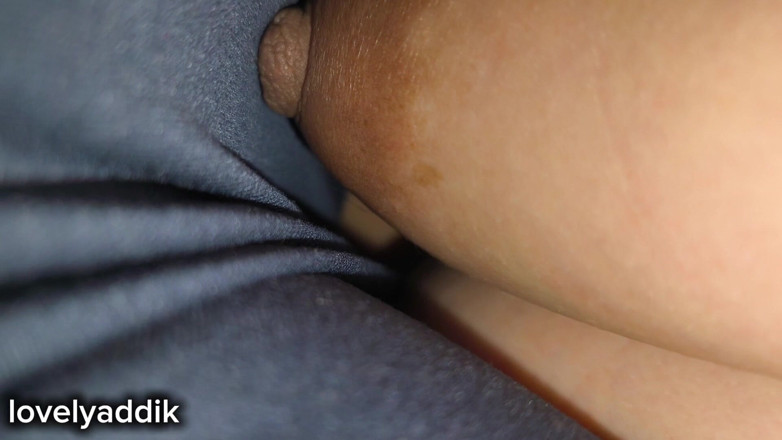 Lovelyaddik: Ibu tiriku suka nontonin dia di balik selimut