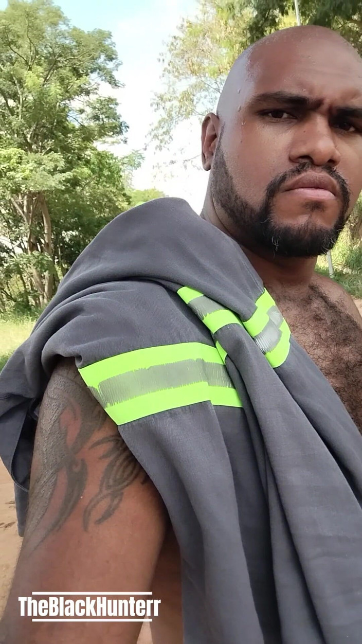 TheBlacKHunterr: 거리에서 벗고