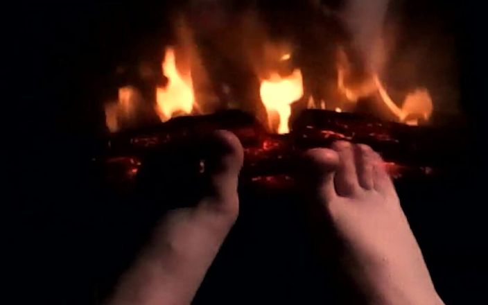 Camp Sissy Boi: Ayaklarımı ateşte ısıtıyor, böylece yarağın ve taşakların için ısınıyor ve terliyorlar