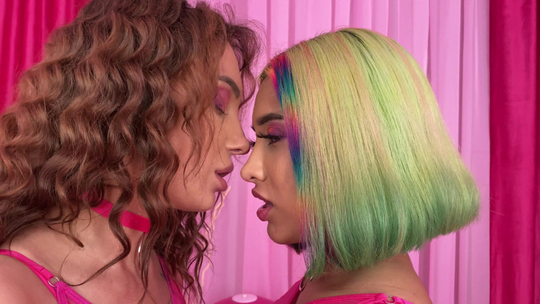 Mary Frost: Pussy Eating, Scissoring, Dildo Play with Roxy Lips