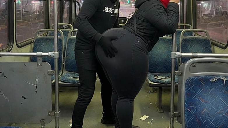 Animate golden: Culo grosso ragazza in leggings rosa sul bus si spoglia...