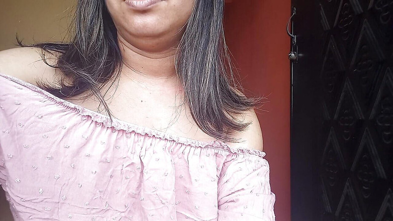 PATY PATY: 隣人！！彼女は家の外を覗き、近所の人に彼女のジューシーなオマンコを見ることができるように、彼女はとても熱く、彼女は自慰行為をしています