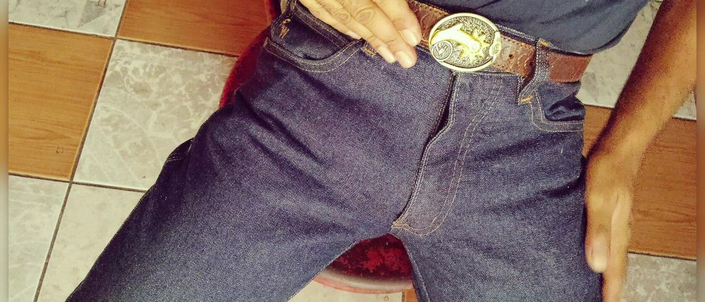 Stink HairyMale: Usando jeans y fumando - campo