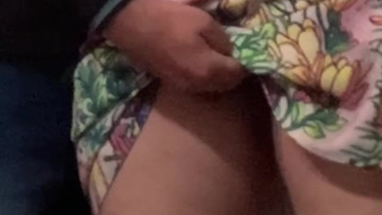 Niki studio: 낯선 Challange - 지하철에서 내 보지를 손가락으로 핑거링해 달라고 부탁해