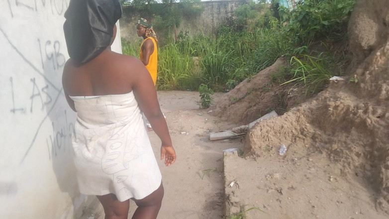 Switcock: Aku menggoda tetanggaku untuk ngentot aku di gedung yang belum...