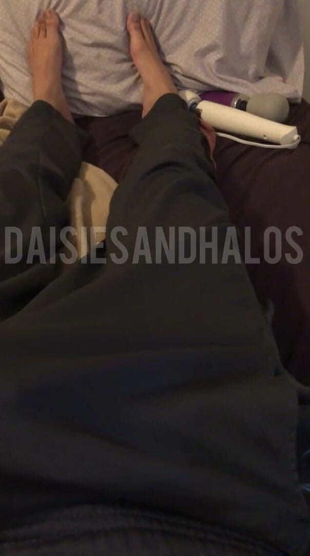 Daisiesandhalos: Former custom: Cumming in my gray sweatpants