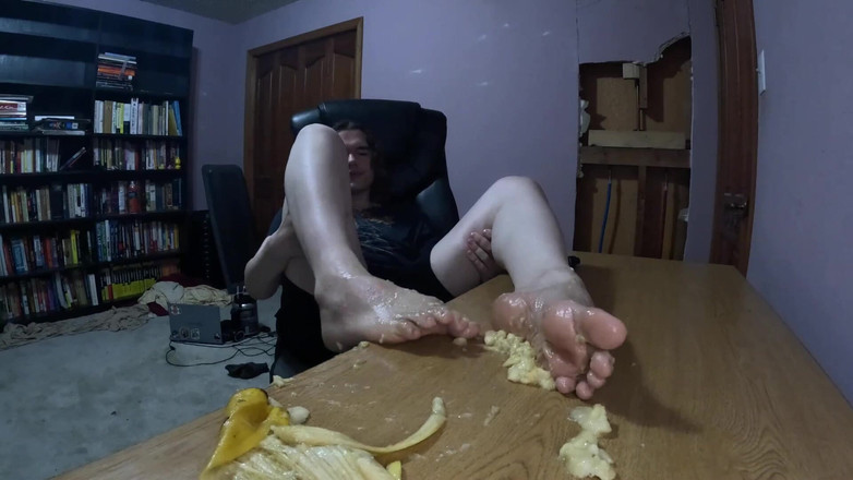 Mr Dimples: केले के साथ मस्ती करना - क्रश और स्वयं पैरों की पूजा