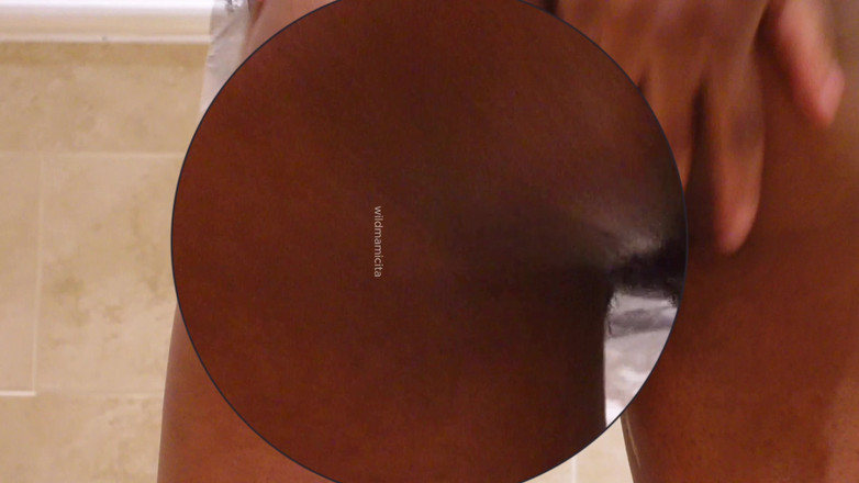 wildmamicita: Ik neuk altijd mijn harige poesje voordat ik de badkamer...