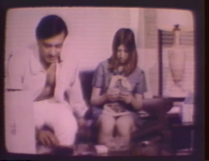 Vintage megastore: 老变态对一些青少年阴户很饥渴