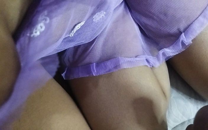 Lovely hairy pussy: Jag spelar massör bröstvårtor medan hon runkar av min kuk