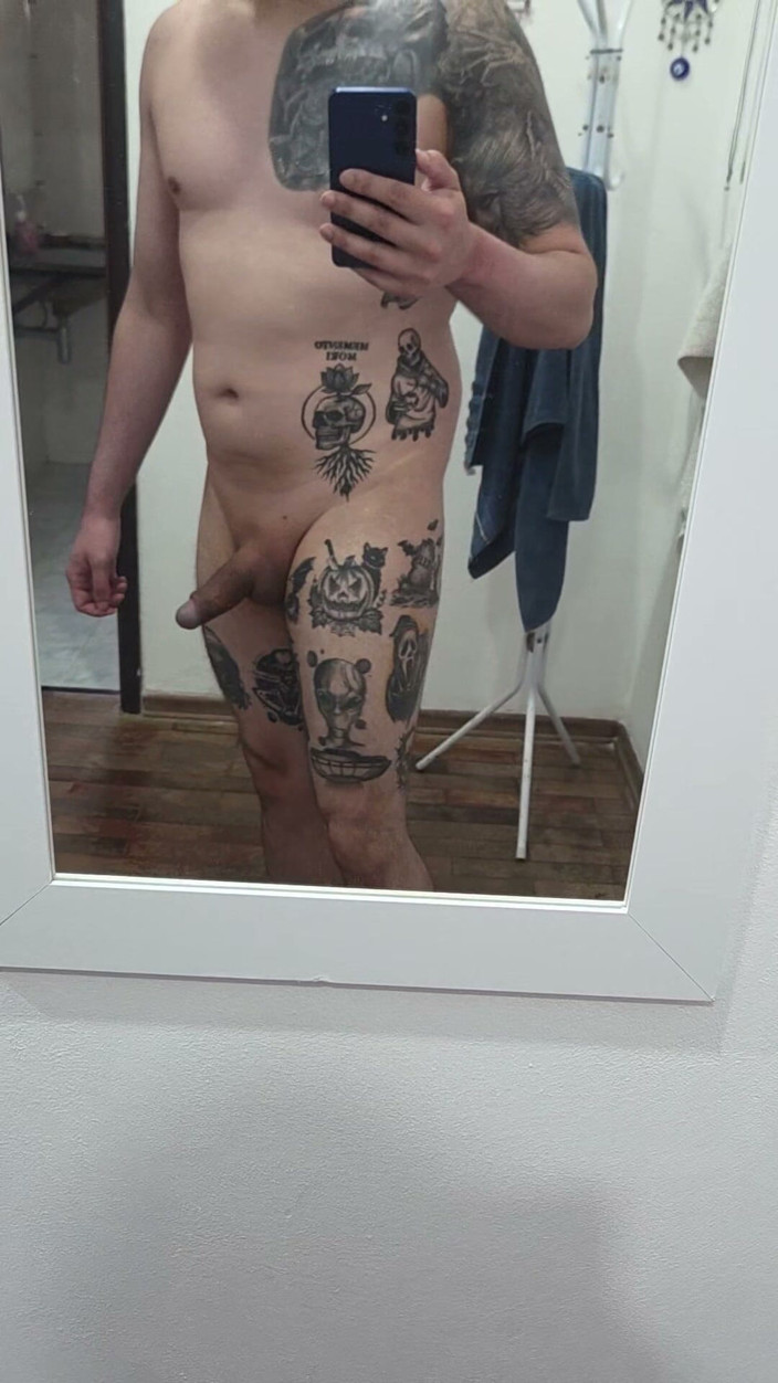 Lkdick8: Grăsuț își arată tatuajele