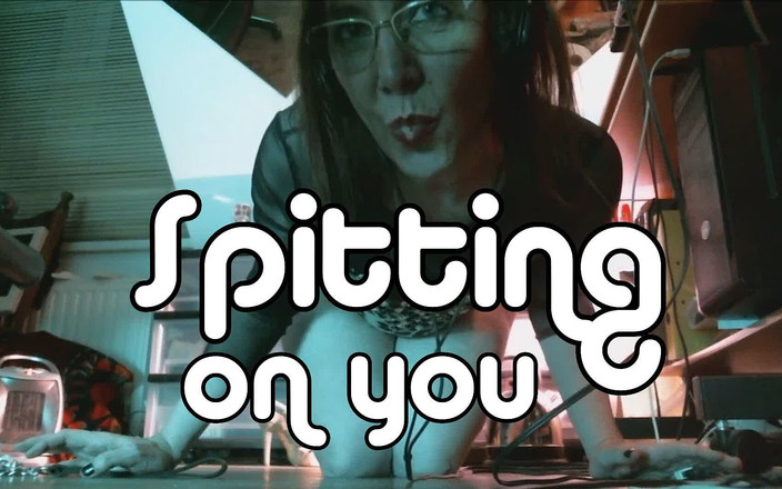 MistressOnline: Sputare e pulire il pavimento