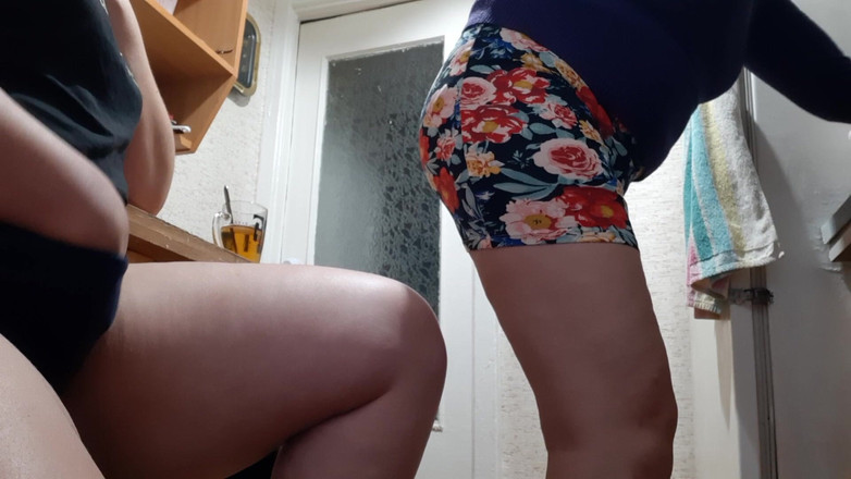 Lesbian-illusion: 継母が夕食の準備をしている間、私はキッチンで彼女の後ろでリスクたっぷりに自慰行為をし、射精します-レズビアン錯覚