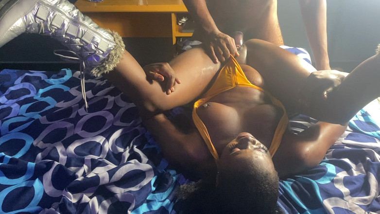 Switcock: 我给她撸了她，她潮吹在床上