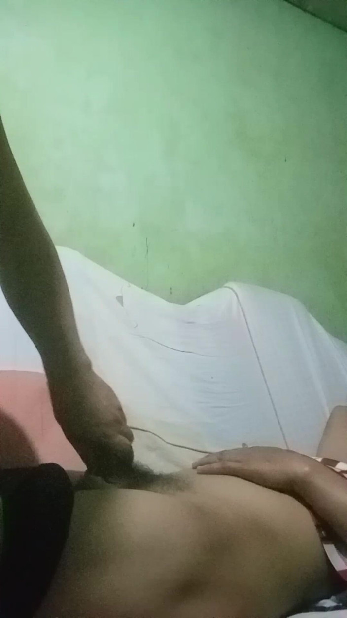 Talahib23: Il pene grasso di un giovane che lavora nella fattoria