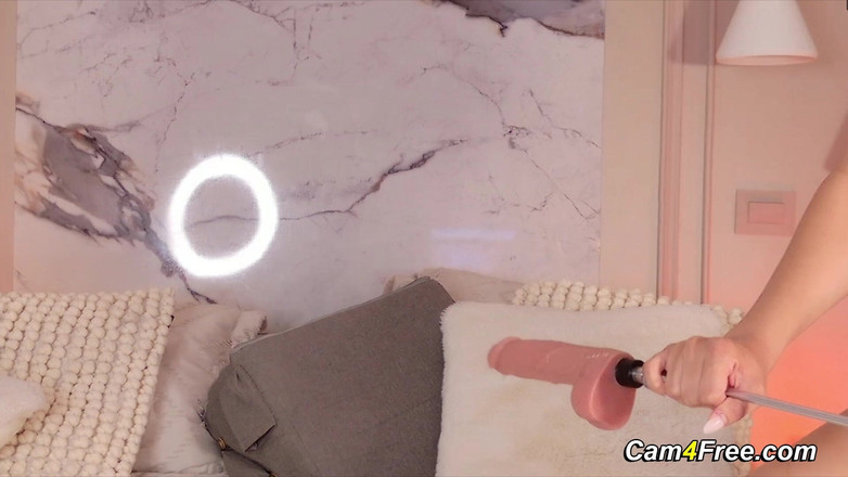 Cam for free: Loira explodiu no orgasmo de sua máquina de foder