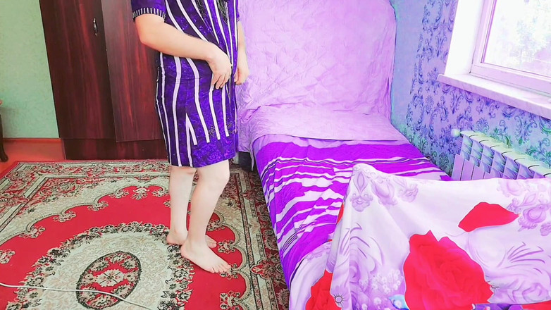 Kitty_Cross: 거울 앞에서 치마를 조정하는 오지는 펨보이