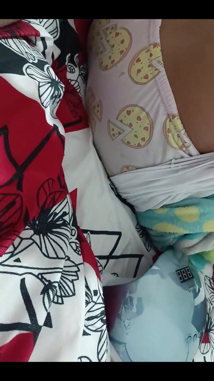 Pikaa6: Eu me masturbo enquanto minha esposa faz as unhas dela