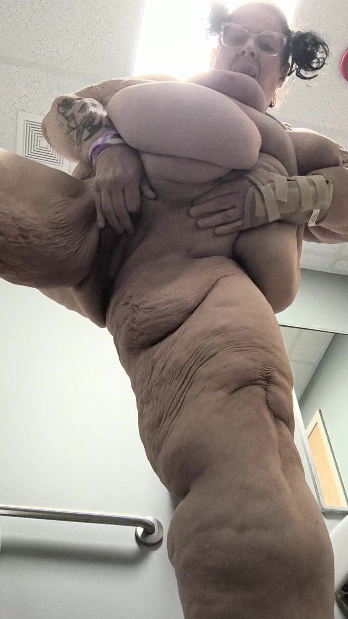 HerculesnVENUS: Nadržená chlupatá kundička stojí na podlaze, sperma přistává