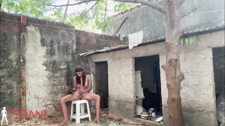 Tsdanisantos1: Daniela Santos voert een voetjobfetisj uit, compleet met cumshot.