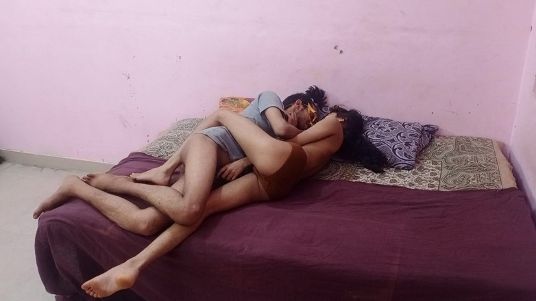 Hindi-Sex: Petite Indian Girlfriend Riding Cock