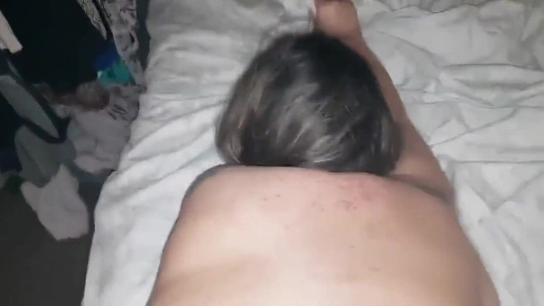 Real homemade BBW BBC porn: WildEnglishBBW BBC Nata4sex พบฉันบนเตียงในชุดนอนบางๆ ไม่มีอะไรอีก
