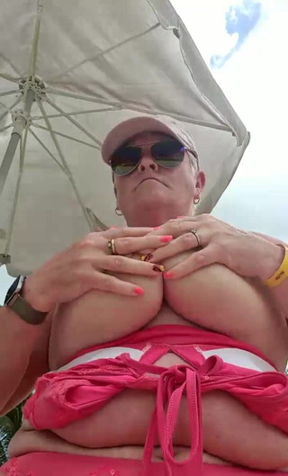 Uk Joolz: Ngobrol di pantai