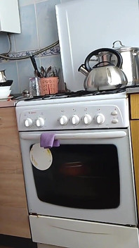 Saya mahukan pantat ibu tiri rakan saya, saya suka apabila dia memasak di dapur