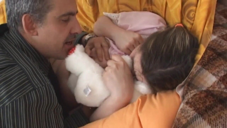 My porn family: Mature man bangs the young stepdaughter of his neighbour